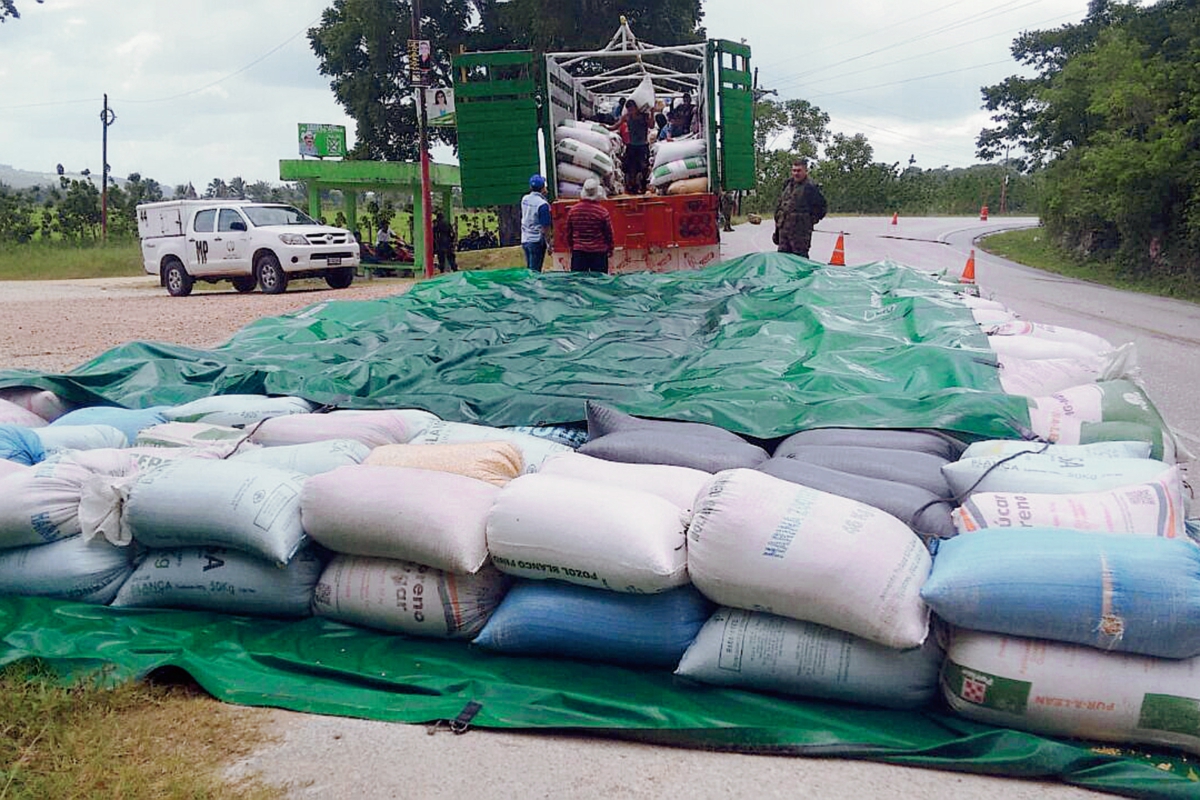 Maíz amarillo de contrabando es incautado por autoridades, en Melchor de Mencos, Petén. (Foto Prensa Libre: Rigoberto Escobar)