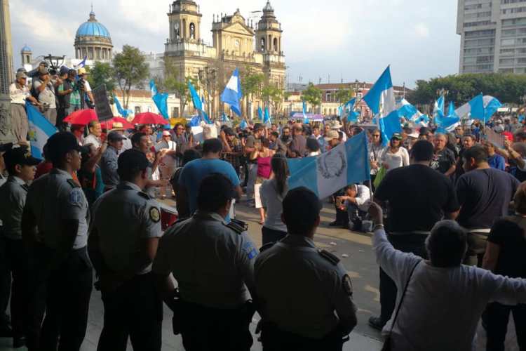 Un grupo de policías resguarda el Palacio Nacional de la Cultura, frente a la manifestación