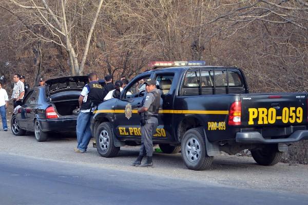 Agentes registran     vehículos en el km 70 de la ruta al Atlántico.