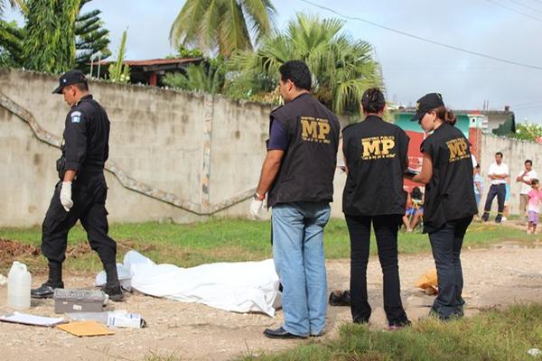 <p class="MsoNormal" style="mso-margin-top-alt:auto;mso-margin-bottom-alt:auto;text-align:justify" _mce_style="mso-margin-top-alt: auto; mso-margin-bottom-alt: auto; text-align: justify;">Peritos del Ministerio Público buscan indicios en el lugar donde fue hallado Alfredo Choc Xol, en un sector de Santa Elena, Flores, Petén. (Foto Prensa Libre: Rigoberto Escobar)</p>