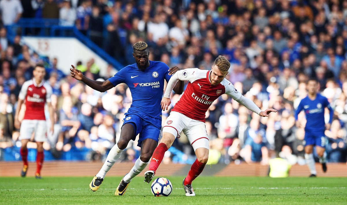 Tiemoue Bakayoko trata de detener a Aaron Ramsey en el juego entre el Chelsea y el Arsenal. (Foto Prensa Libre: EFE)