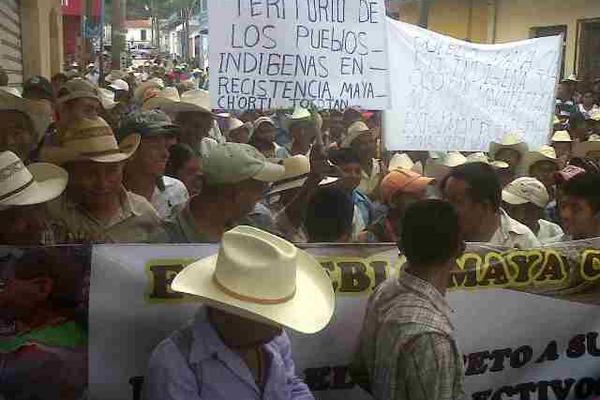 Un grupo de campesinos protesta frente a la comuna de Jocotán, para exigir sus derechos. (Foto Prensa Libre: Edwin Paxtor) <br _mce_bogus="1"/>