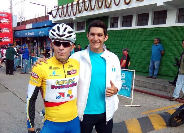 Manuel Rodas posa junto al pentatleta Charles Fernández a quien se le dedicó la etapa este jueves. (Foto Prensa Libre: Norvin Mendoza)