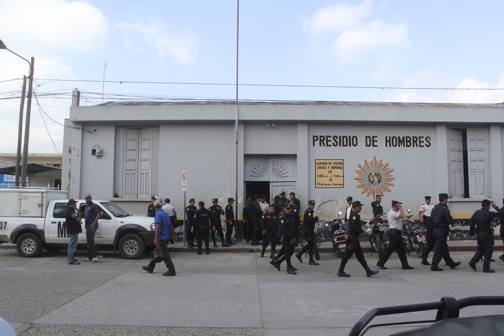 Agentes de la PNC salen de la cárcel preventiva para hombres en la cabecera de Jalapa luego de una requisa. (Foto Prensa Libre: Hugo Oliva)