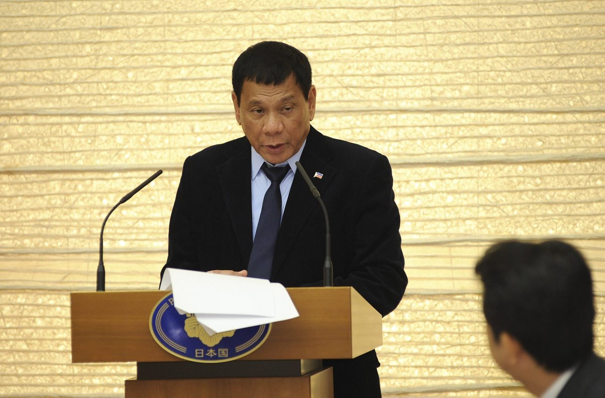 El presidente filipino, Rodrigo Duterte, habla en una conferencia de prensa en Japón. (Foto Prensa Libre: EFE).