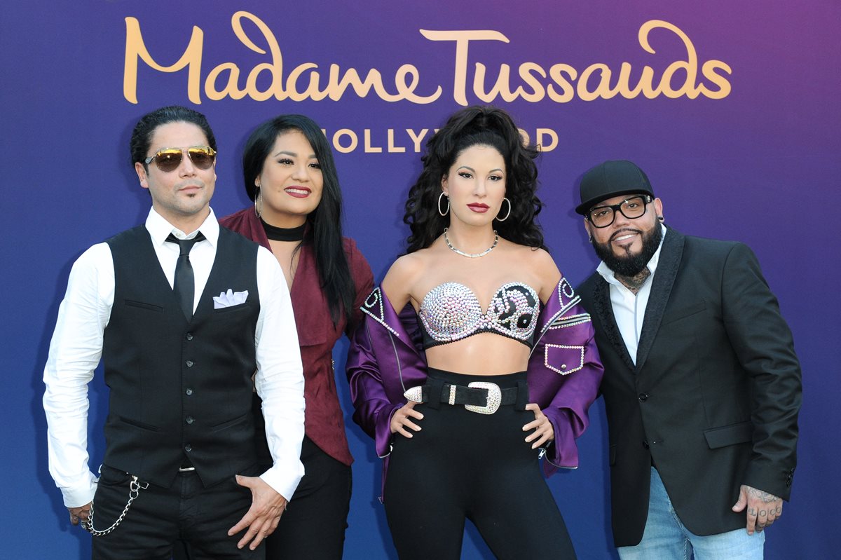 Chris Pérez, ex esposo de Selena, junto a los hermanos de la artista fallecida, Suzette y A.B. Quintanilla, posan con la estatua de cera. (Foto Prensa Libre: AP)