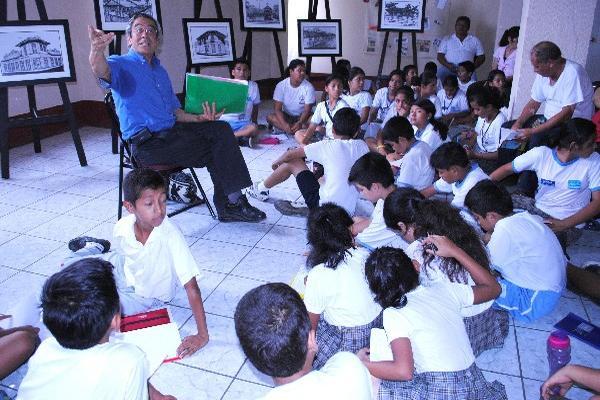 Estudiantes participan en charlas sobre arquitectura nativa, en Coatepeque, Quetzaltenango.