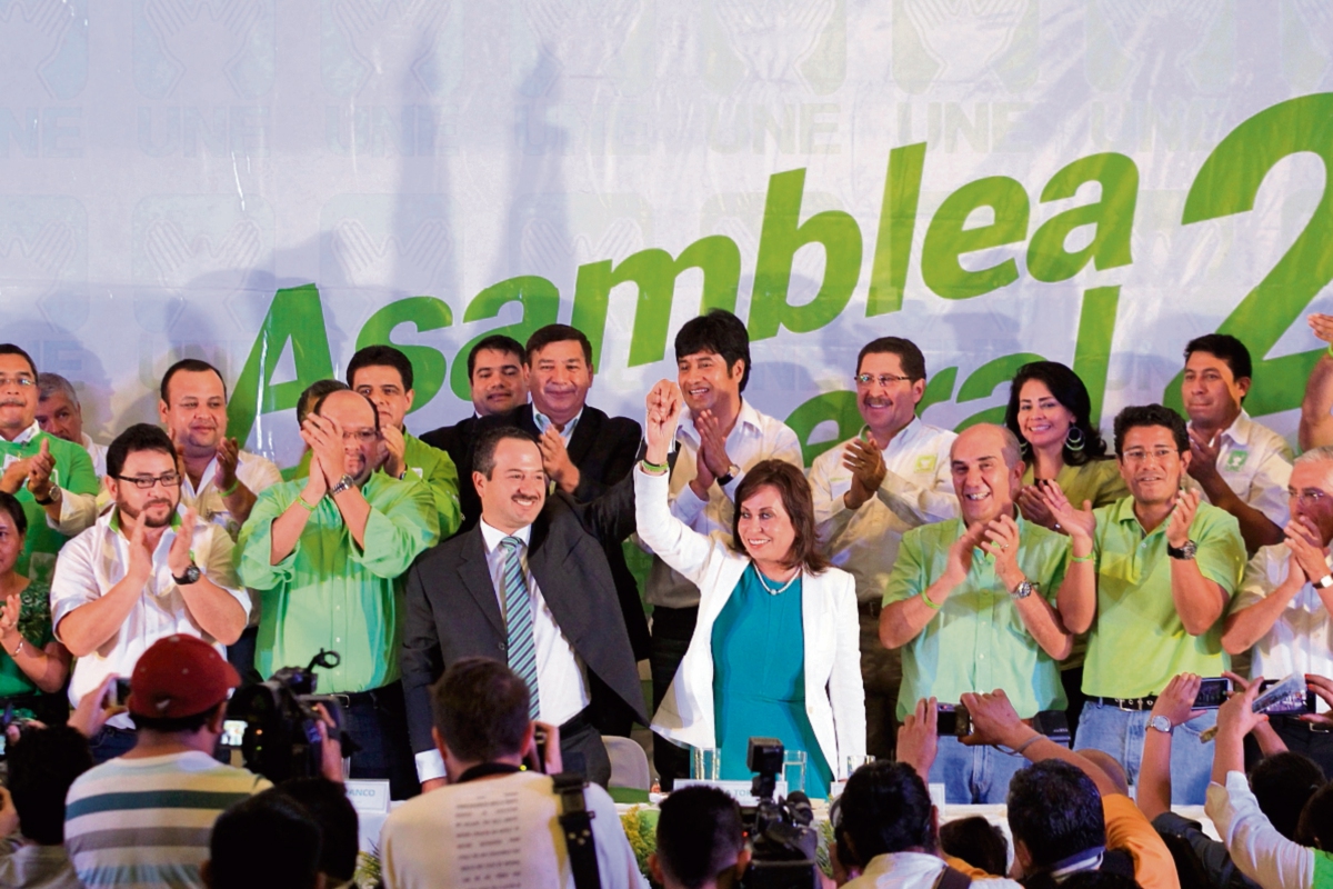 Sandra Torres y  Mario Leal Castillo,  proclamados candidatos a la presidencia y de la UNE. (Foto Prensa Libre: E. Bercian)