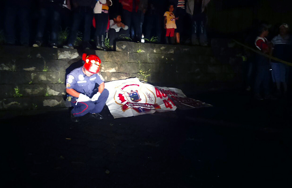 Bomberos indicaron que la muerte de las víctimas fue instantánea.(Foto Prensa Libre:Carlos Ventura)