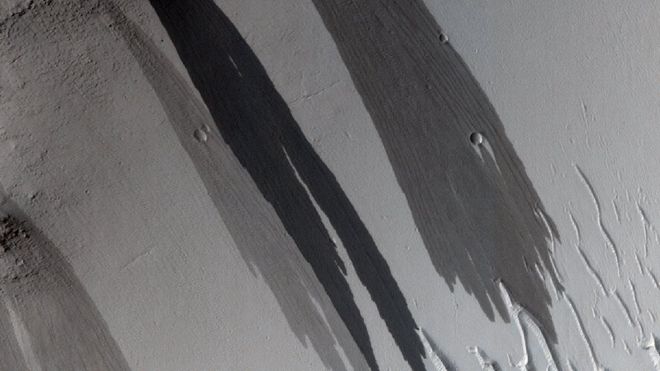 Las rayas oscuras podrían ser avalanchas de arena, dicen expertos de la NASA. NASA/JPL/UNIVERSIDAD DE ARIZONA