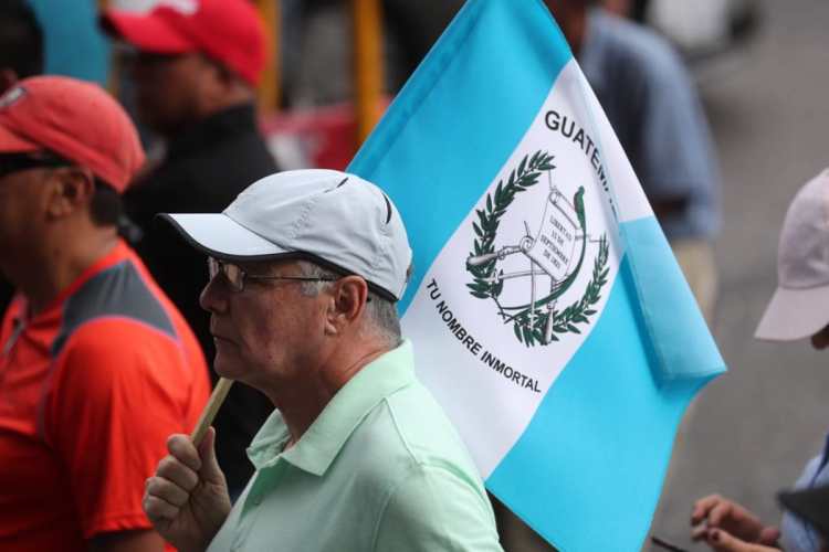 Este manifestante recuerda un fragmento del Himno Nacional de Guatemala
