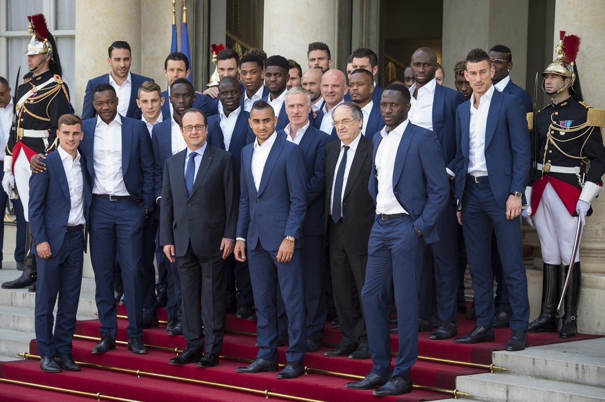 El jefe del Estado francés, François Hollande, da la bienvenida a la selección francesa de fútbol en el Palacio del Elíseo en París. (Foto Prensa Libre:EFE)