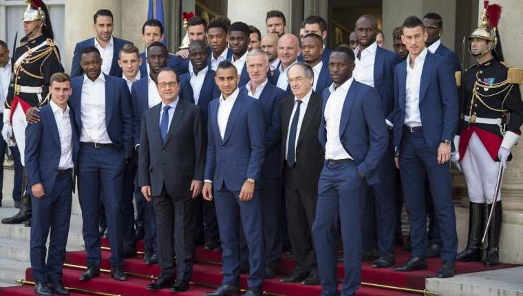 El jefe del Estado francés, François Hollande, da la bienvenida a la selección francesa de fútbol en el Palacio del Elíseo en París. (Foto Prensa Libre:EFE)