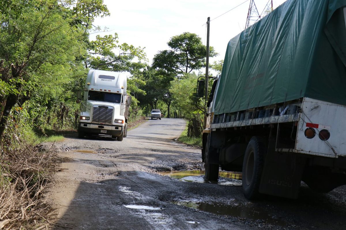 Una de las carreteras en Guatemala en la ruta a El Estor, Izabal, evidencia daños y dificultad para el tránsito de mercadería pesada. (Foto Prensa Libre: Dony Stewart)