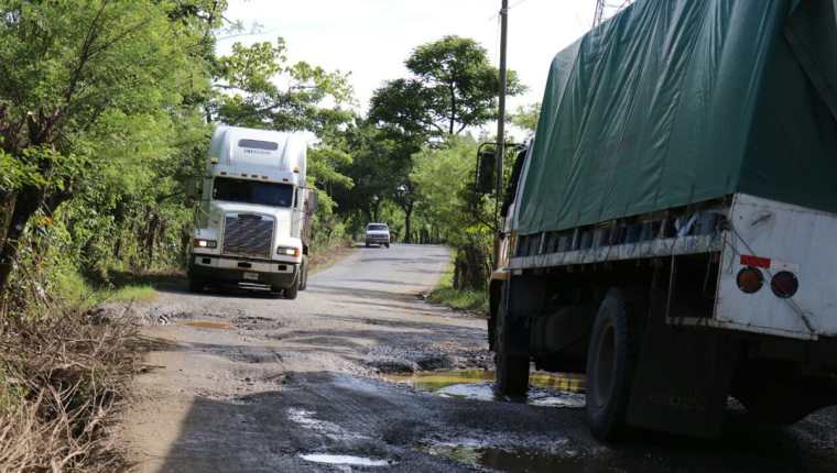 Una de las carreteras en Guatemala en la ruta a El Estor, Izabal, evidencia daños y dificultad para el tránsito de mercadería pesada. (Foto Prensa Libre: Hemeroteca PL)