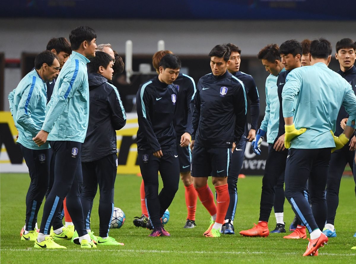 Jugadores de Corea del Sur se enfrentará a China. (Foto Prensa Libre: AFP)