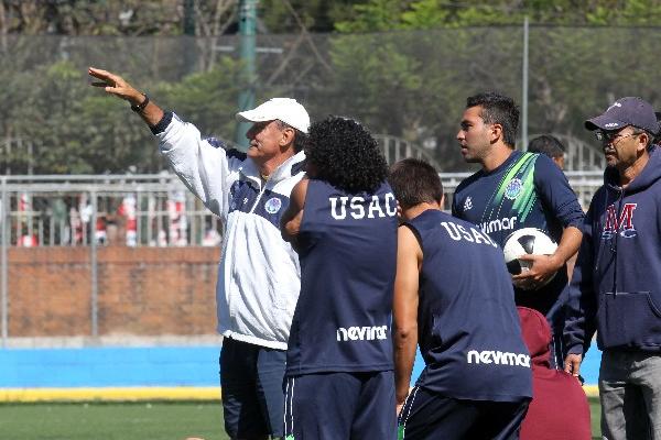 Horacio Cordero dirigió la práctica universitaria de ayer, donde efectuaron    trabajo regenerativo en el Club Los Arcos. (Foto Prensa Libre: Eddy Recinos)