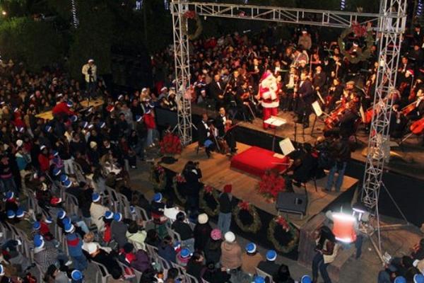 La Sinfónicia Nacional se presentó en un escenario instalado frente a la municipalidad de Quetzaltenango. (Foto Prensa Libre: Carlos Ventura)<br _mce_bogus="1"/>