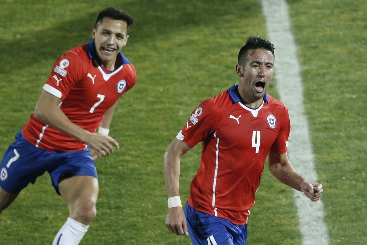 Mauricio Isla explotó en felicitad tras anotar el único tanto del juego, que le alcanzó a la selección chilena para avanzar a semifinales de la Copa América. (Foto Prensa LIbre: AP)