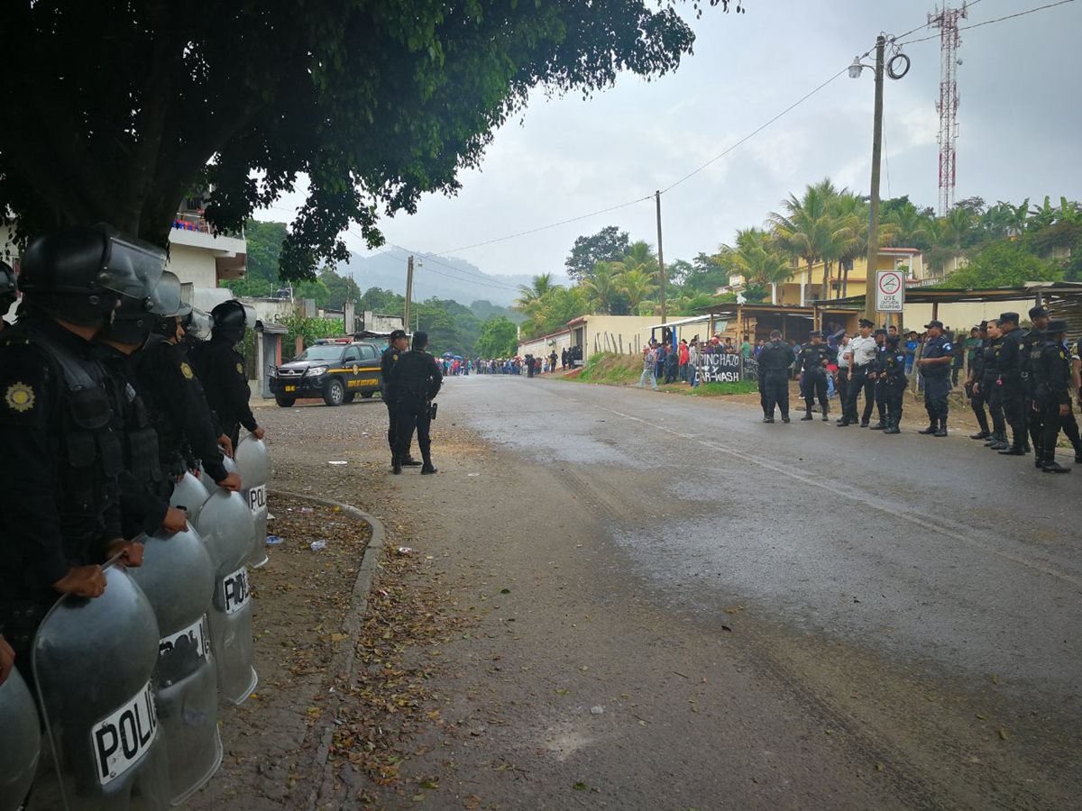 Un grupo de antimotines se encuentra en la entrada a Casillas. (Foto Prensa Libre: José Manuel Patzán)