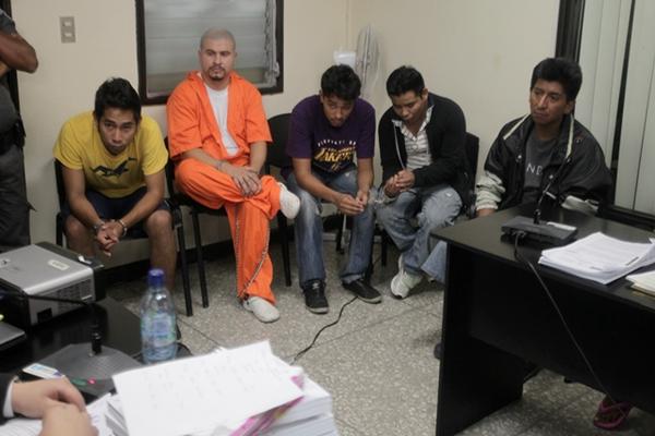 Los detenidos escuchan el desarrollo de la audiencia judicial. (Foto Prensa Libre: Paulo Raquec)<br _mce_bogus="1"/>