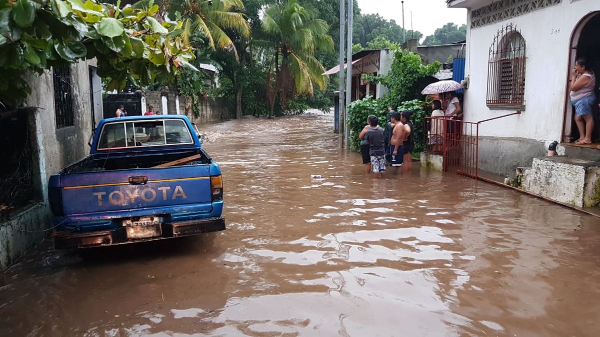 El desborde del río Tzununá causó daños en varias viviendas de la colonia Concepción, zona 3 de Retalhuleu. (Foto Prensa Libre: Rolando Miranda)