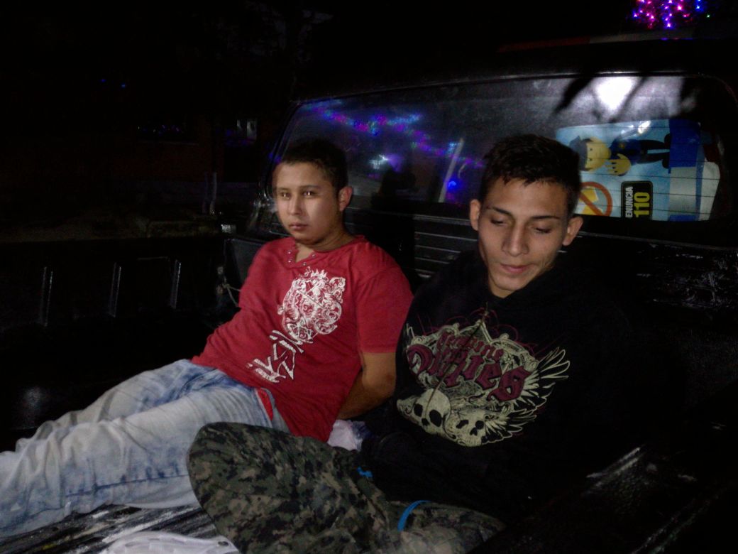 Dos hombres fueron capturados y dos menores remitidas, quienes presuntamente ejecutarían los ataques. (Foto Prensa Libre: PNC)