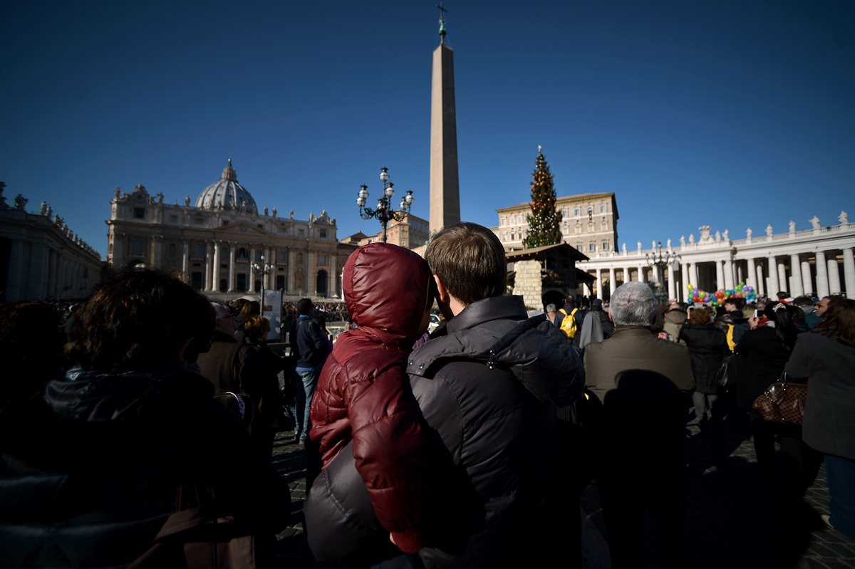 Familias en la Plaza San Pedro de el Vaticano. La Santa Sede anunció el sábado la entrada en vigencia del acuerdo firmado con Palestina. (Foto Prensa Libre: AFP).