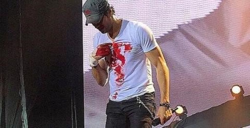 El cantante español Enrique Iglesias apoya campaña de Save the Children. (Foto Prensa Libre: Twitter /enrique305)