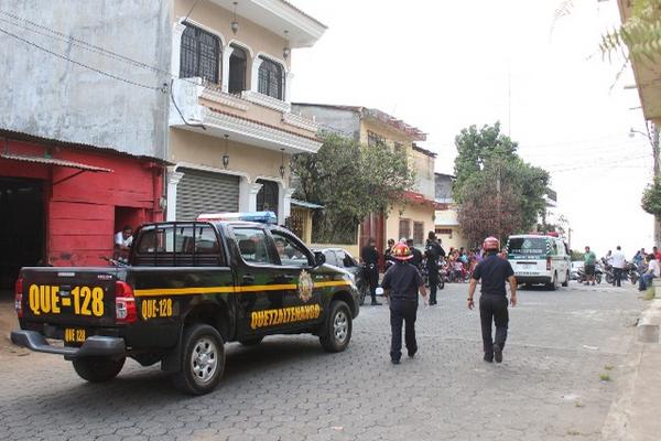 Agentes policiales y pobladores de Coatepeque observan cadáver de hombre. (Foto Prensa Libre: Alexánder Coyoy)<br _mce_bogus="1"/>