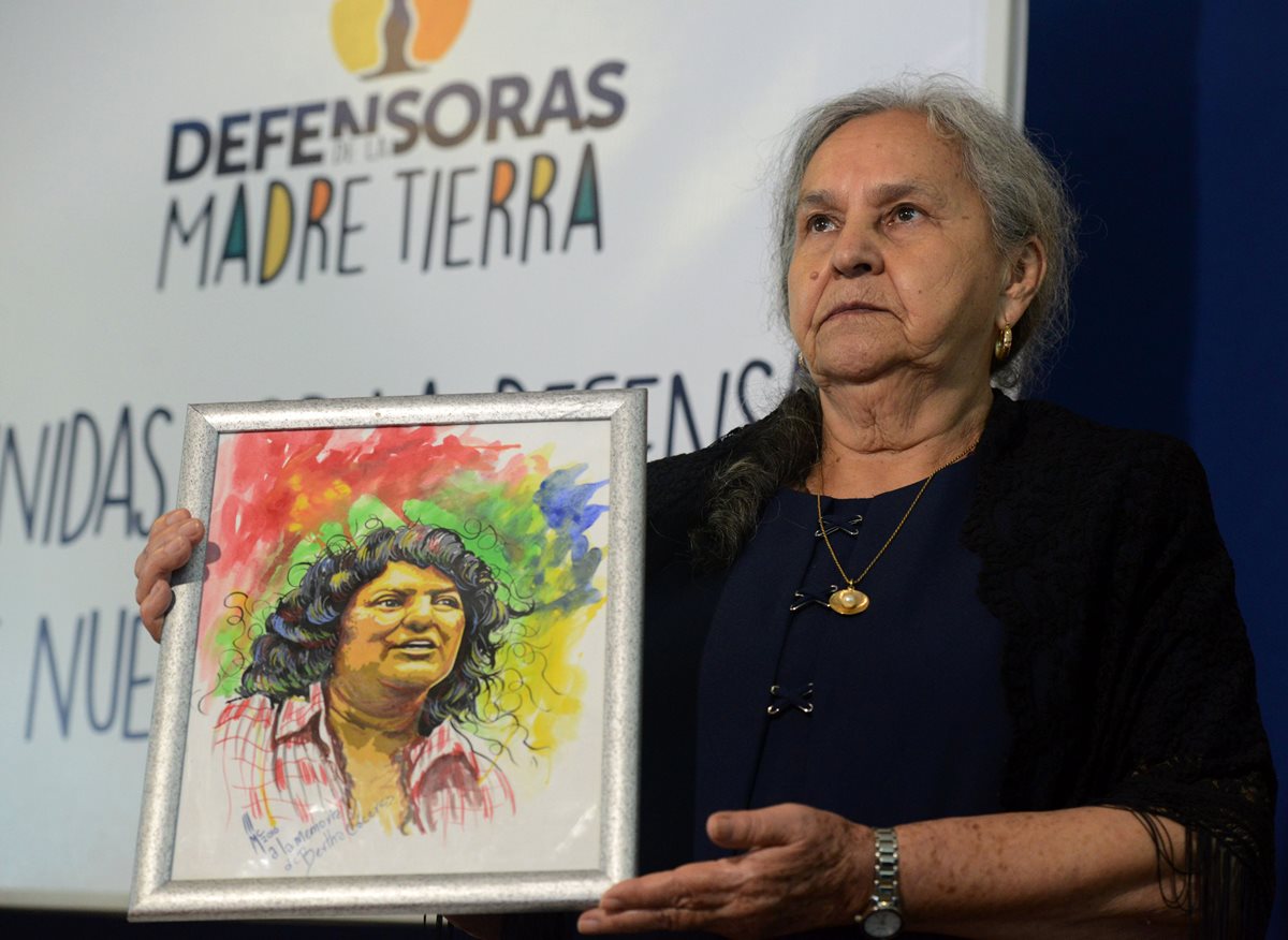 La madre de Berta Cáceres, Austra Berta Flores, sostiene un retrato de su hija el día que anunció una campaña para exigir justicia. (Foto Prensa Libre: AFP).