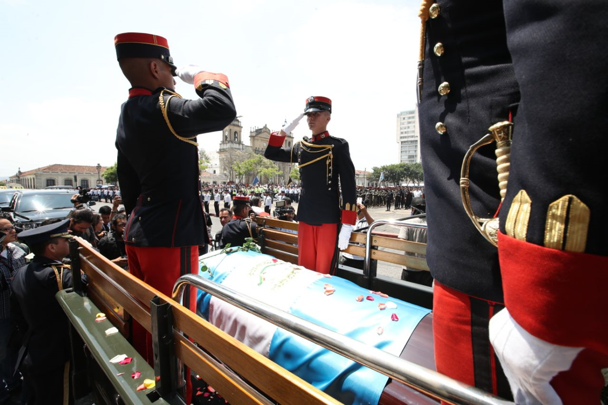 Cadetes recibieron la caravana con el cuerpo del alcalde capitalino. (Foto Prensa Libre: Paulo Raquec)