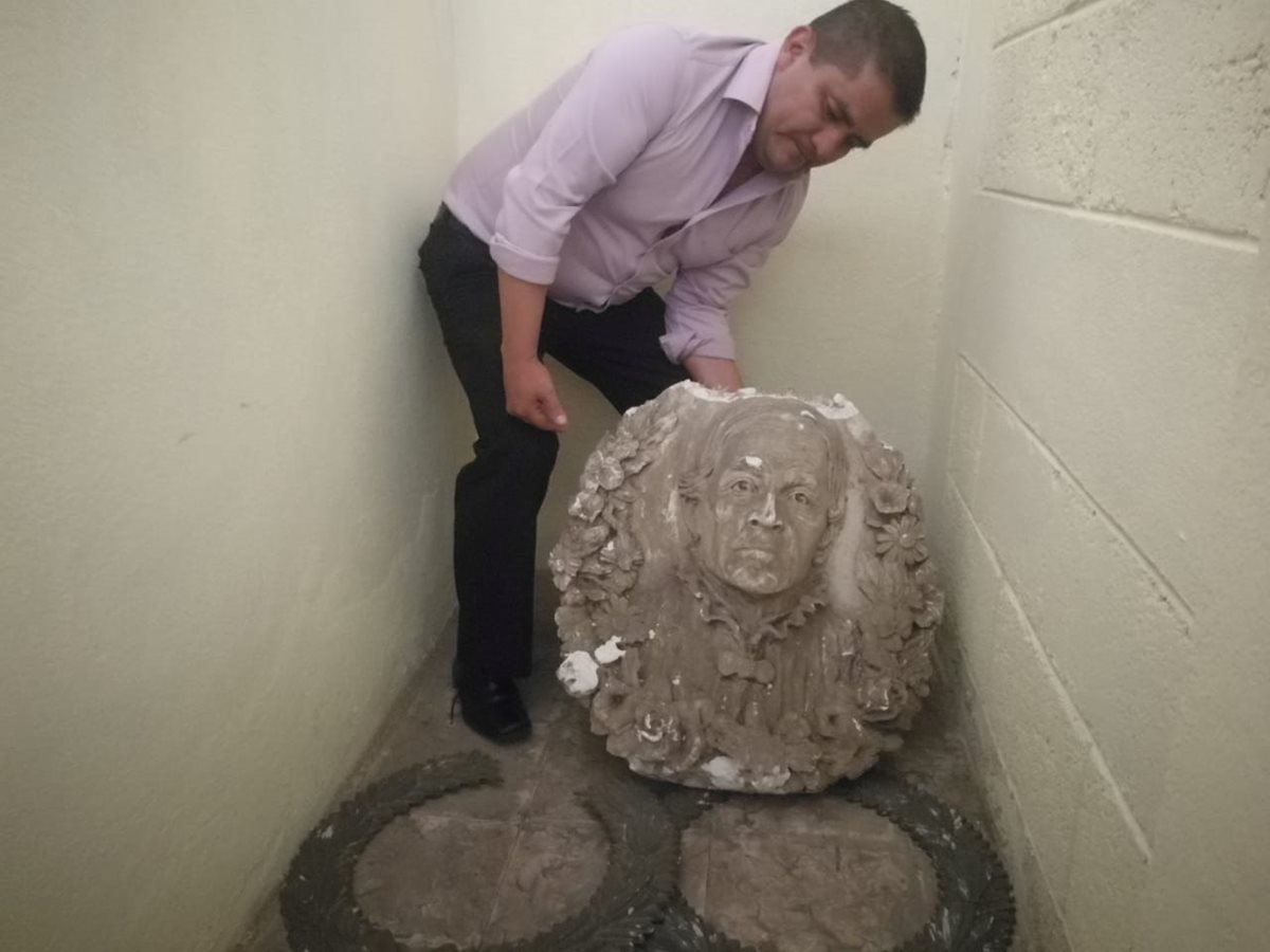 Obdulio Morales, administrador del Cementerio General de Quetzaltenango, muestra las piezas que serán trasladadas al museo. (Foto Prensa Libre: Fred Rivera)