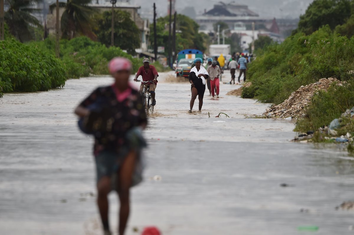 El huracán Matthew golpea con fuerza al empobrecido Haití. (Foto Prensa Libre: AFP).