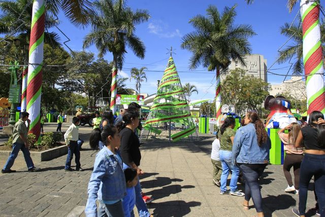 Cada año el Parque Central mantiene una decoración navideña que transmite emoción y alegría a los miles de visitantes durante la temporada. (Foto Prensa Libre: Hemeroteca)