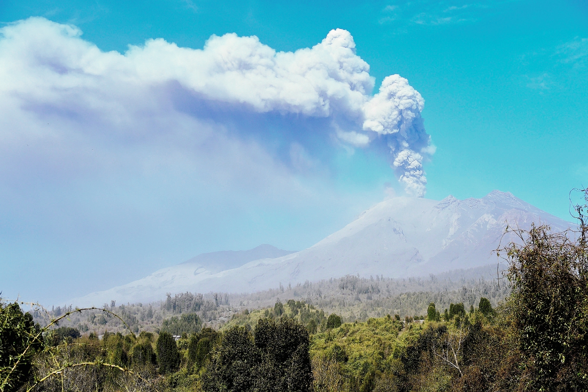 El volcán Calbuco entró en erupción la tarde del miércoles. (Foto Prensa Libre: AFP).