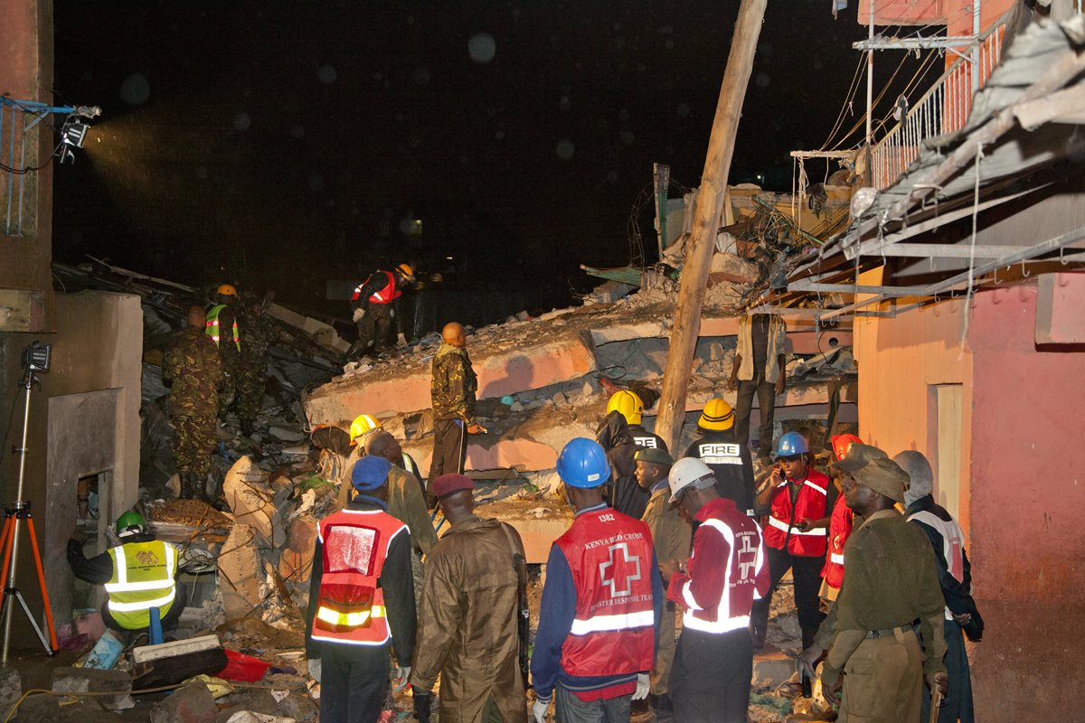 Rescatistas buscan sobrevivientes en medio de los escombros del edificio que se derrumbó. (Foto Prensa Libre: AP).