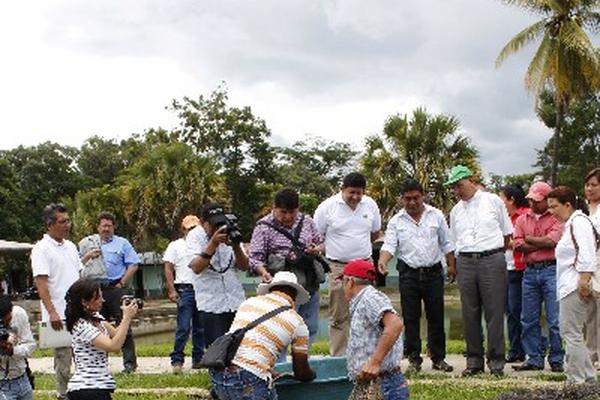 a la derecha, monseñor Valenzuela.