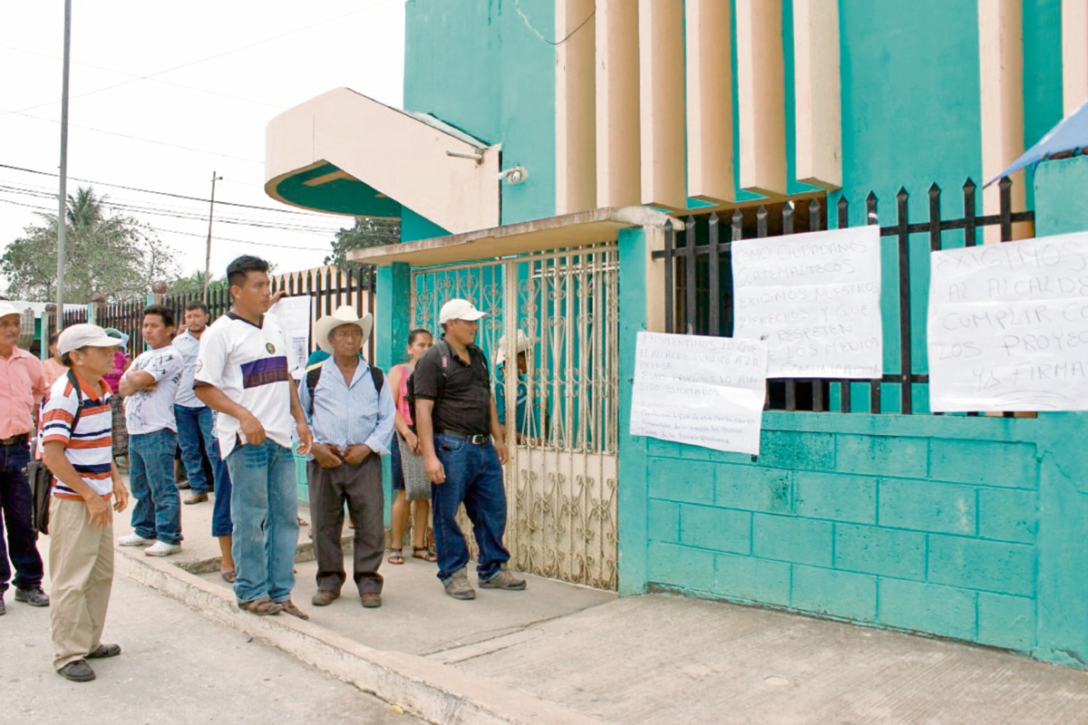 Pobladores de  la aldea Cooperativa Nueva Guatemala Tecún Umán protestan frente a la Municipalidad de San Francisco, Petén. (Foto Prensa Libre: Rigoberto Escobar)