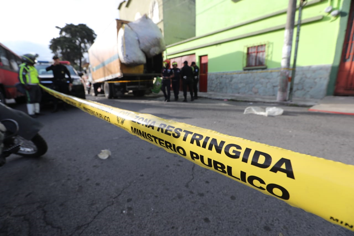 El ataque armado en contra del piloto de un camión recolector de basura ocurrió en la 22 calle y 41 avenida, zona 5. (Foto Prensa Libre: Érick Ávila)