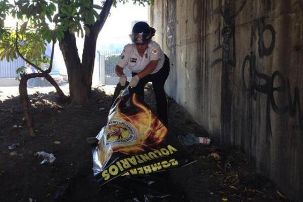 Un hombre de 19 años fue localizado muerto en el paso a desnivel de Tecún Umán. (Foto Prensa Libre: CBV)