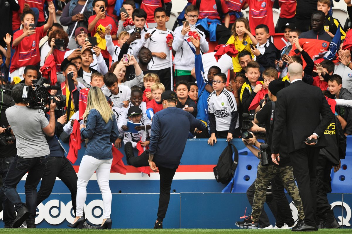 Neymar domina el balón ante la mirada de varios seguidores del PSG. (Foto Prensa Libre: AFP)