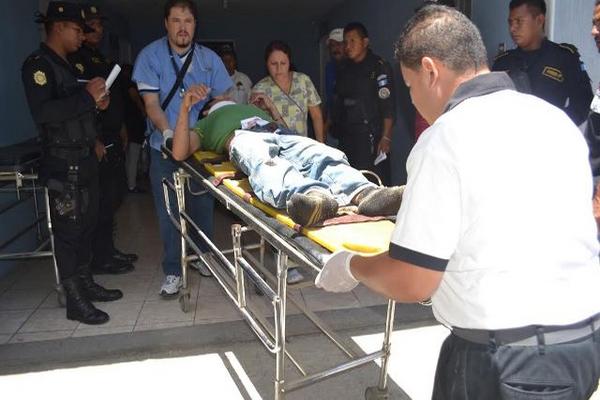Socorristas trasladan a personas heridas tras ataque armado en Sanarate, El Progreso. (Foto Prensa Libre: Hugo Oliva)<br _mce_bogus="1"/>
