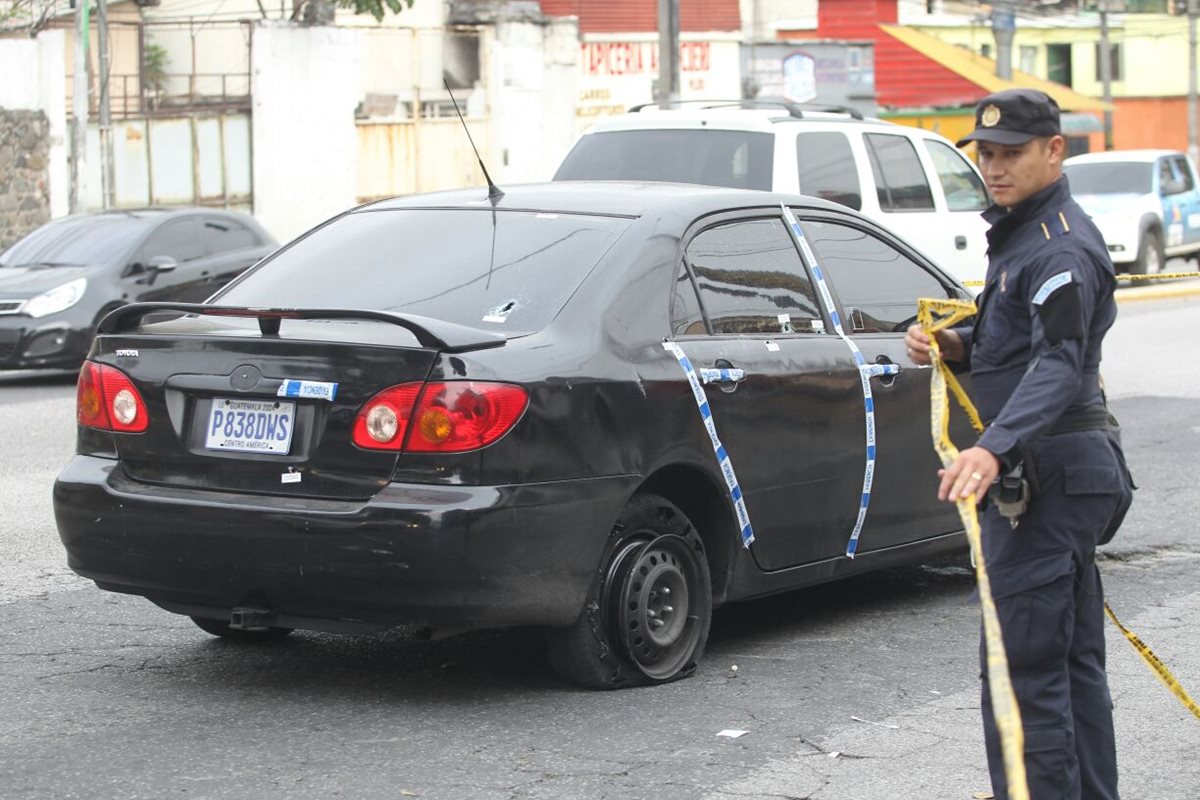 El vehículo quedó con 14 impactos de bala en su estructura, luego de una persecución que comenzó en Villa Nueva y terminó en la zona 11. (Foto Prensa Libre: Érick Ávila)