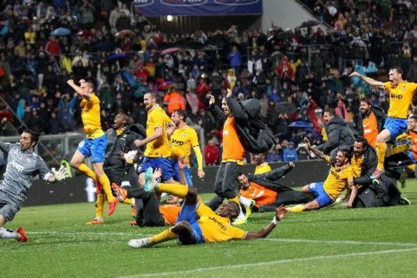 Los jugadores de la Juventus celebran la victoria ante Sassuolo que los deja cerca del Scudetto. (Foto Prensa Libre: EFE)