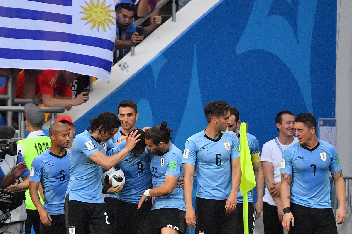Los charrúas celebran el único gol del partido que fue anotado por Luis Suárez. (Foto Prensa Libre: AFP)