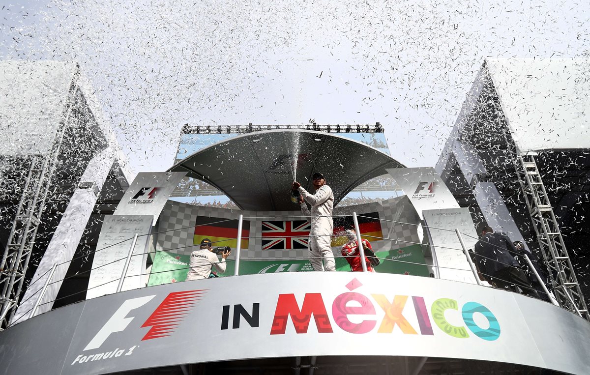 Lewis Hamilton celebra en el podio. (Foto Prensa Libre: AFP)