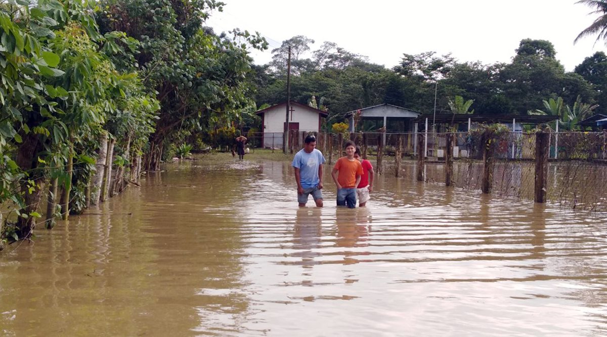 Viviendas de San Francisco, Vuelta Grande, Puerto Barrios, están anegadas por la lluvia. (Foto Prensa Libre: Dony Stewart)