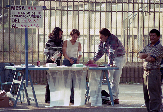 Mesa de votación vacía, en uno de los centros instalados por el Tribunal Supremo Electoral en 1999. (Foto: Hemeroteca PL)