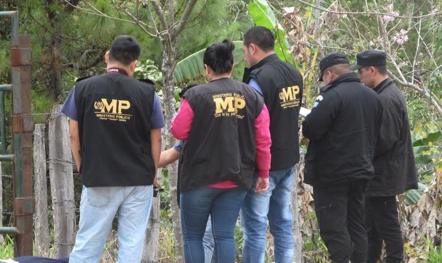 Autoridades recaban evidencias en la cabecera de Chiquimula, donde un hombre murió a balazos. (Foto Prensa Libre: Mario Morales)